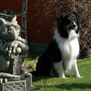 0182 Flicka mit Steinfigur